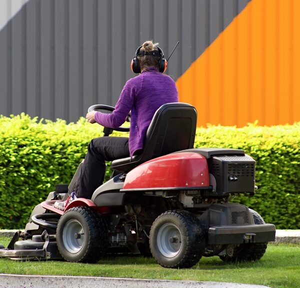 Know about the Different Types of Riding Lawn Mowers